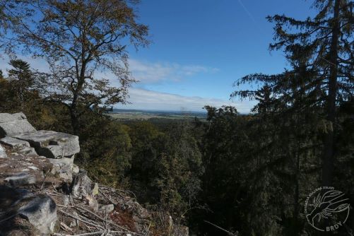 Výhled ze skalního srubu na Kloboučku.