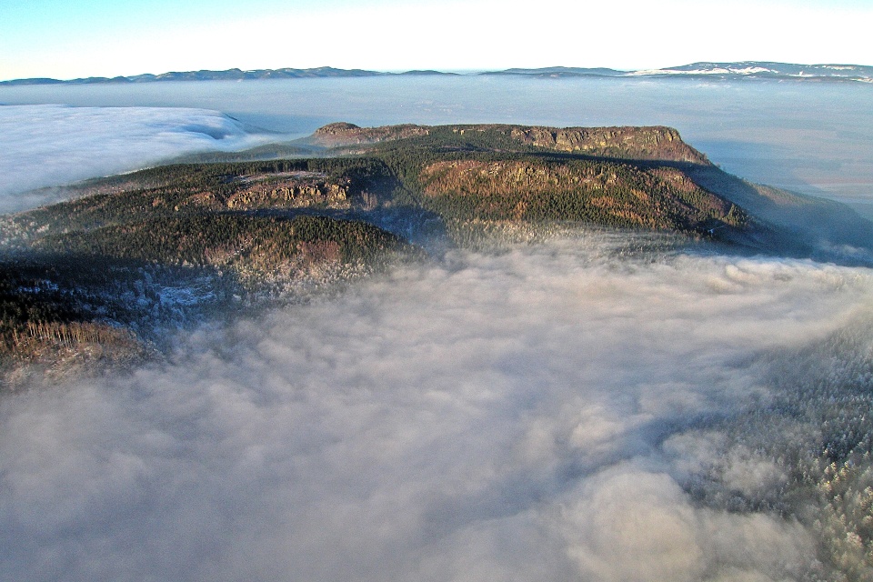 Nesouměrný hřbet-kvuesta, částečně zahalené inverzí.